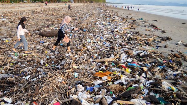 Duh... Sampah Kotori Pantai Pasir Jambak Padang