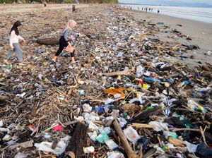Duh... Sampah Kotori Pantai Pasir Jambak Padang Duh... Sampah Kotori Pantai Pasir Jambak Padang
