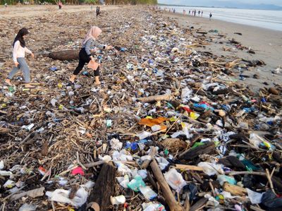 Duh... Sampah Kotori Pantai Pasir Jambak Padang