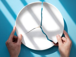 Satu Nugget Hilang, Keluarga Ini Lempar Piring hingga Pecah Berantakan