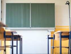 Viral Guru Cowok Bikin Konten Pegangan Tangan dengan Siswi, FSGI Bilang Ini