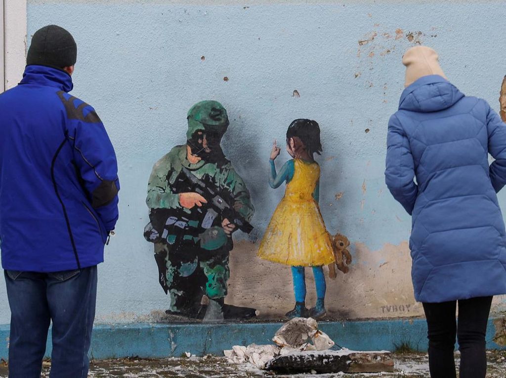 Seniman Jalanan Ini Bikin Karya Menarik di Tengah Perang Rusia-Ukraina Seniman Jalanan Ini Bikin Karya Menarik di Tengah Perang Rusia-Ukraina
