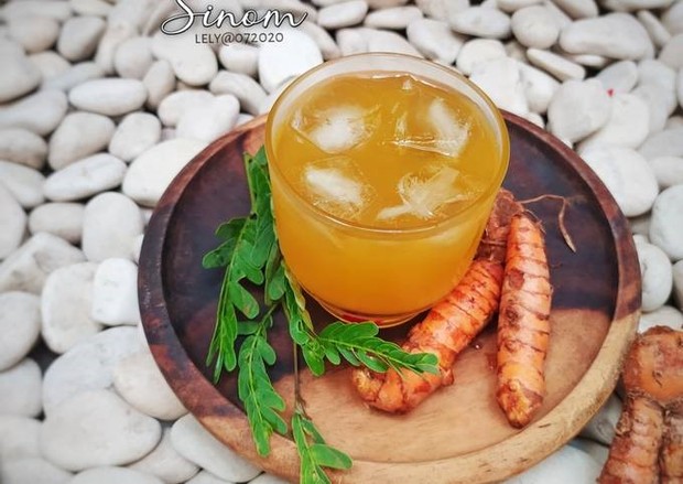 Sinom merupakan jamu tradisional yang memiliki rasa asam alami dan berkhasiat untuk kesehatan dan kecantikan kulit