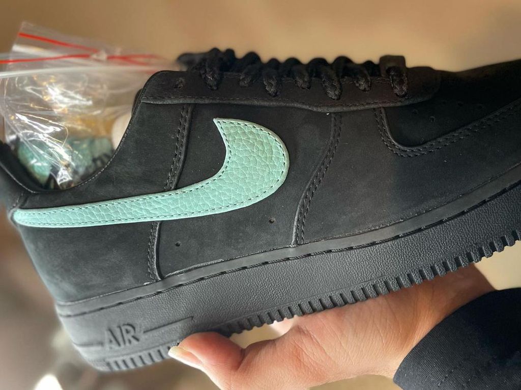 Sneakers Nike x Tiffany & co. Bocor di Internet, Ini Penampakannya Sneakers Nike x Tiffany & co. Bocor di Internet, Ini Penampakannya