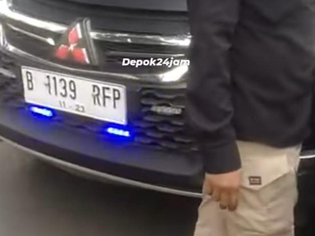 Heboh Pengemudi Pajero Pelat RF Berstrobo Ribut sama Sopir Angkot di Jaksel
