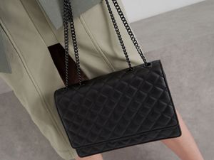 7 Tas Kerja Wanita Simple yang Terlihat Mahal, Harga Mulai dari Rp 200 Ribuan