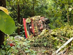 Truk Masuk Jurang di Tanjakan Jurangjero Gunungkidul