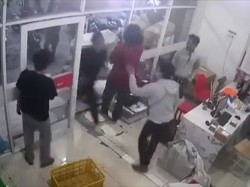 Viral Pemain Persis Ferdinand Sinaga cs Bela Diri Hajar Pelempar Bus