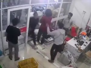 Viral Pemain Persis Ferdinand Sinaga cs Bela Diri Hajar Pelempar Bus Viral Pemain Persis Ferdinand Sinaga cs Bela Diri Hajar Pelempar Bus