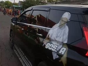 Viral Pria di Jombang Tebar Duit di Jalanan Desa Viral Pria di Jombang Tebar Duit di Jalanan Desa