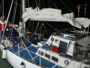 Yacht Berbendera Finlandia Mati Mesin di Tengah Laut Dievakuasi ke Sumenep Yacht Berbendera Finlandia Mati Mesin di Tengah Laut Dievakuasi ke Sumenep