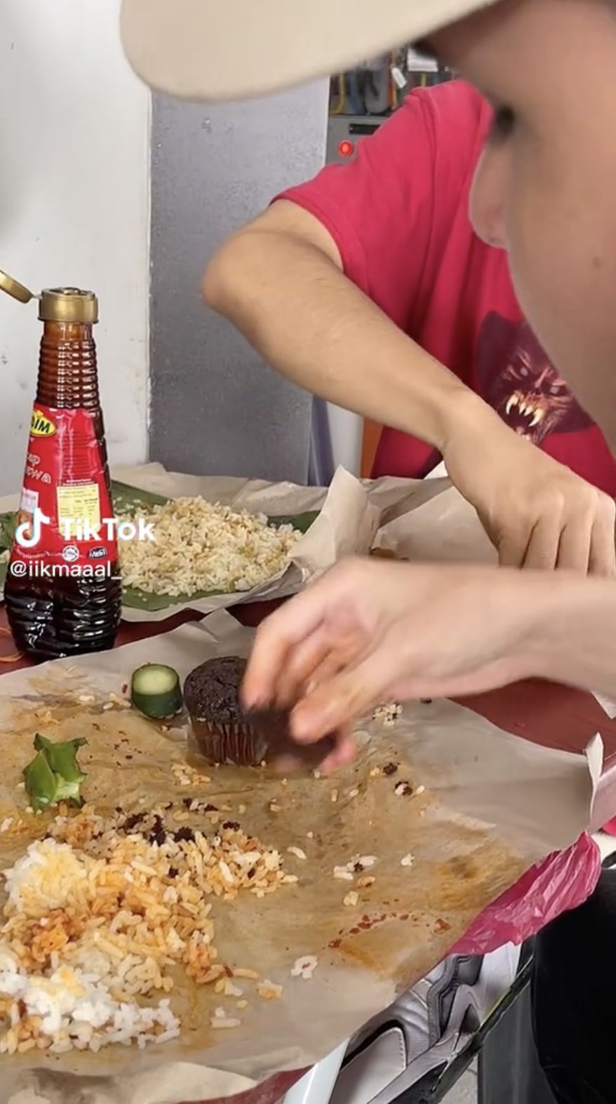 Aneh! Bukan Daging, Pria Ini Makan Nasi Rames Lauknya Muffin Cokelat