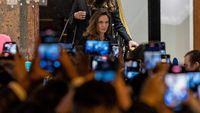 7 Foto Angelina Jolie Diserbu Fans di Paris, Ekspresi Wajahnya Bikin Salfok