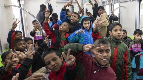 Antusias 700 Anak Bangladesh Saat Diajak Naik Kereta