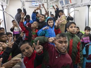 Antusias 700 Anak Bangladesh Saat Diajak Naik Kereta