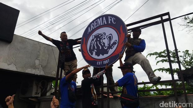 Aremania memasang logo di kantor Arema FC
