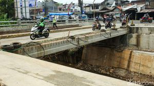 Bahaya! Proyek Jembatan Jatijajar Depok Cuma Dibatas Garis Barikade