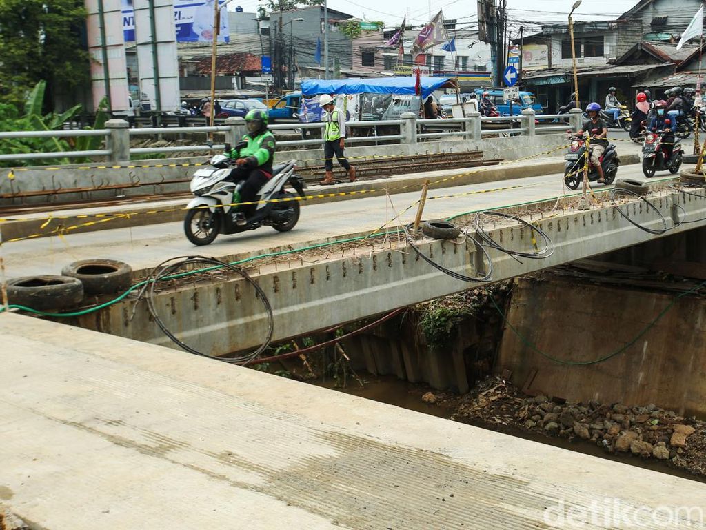 Bahaya! Proyek Jembatan Jatijajar Depok Cuma Dibatas Garis Barikade