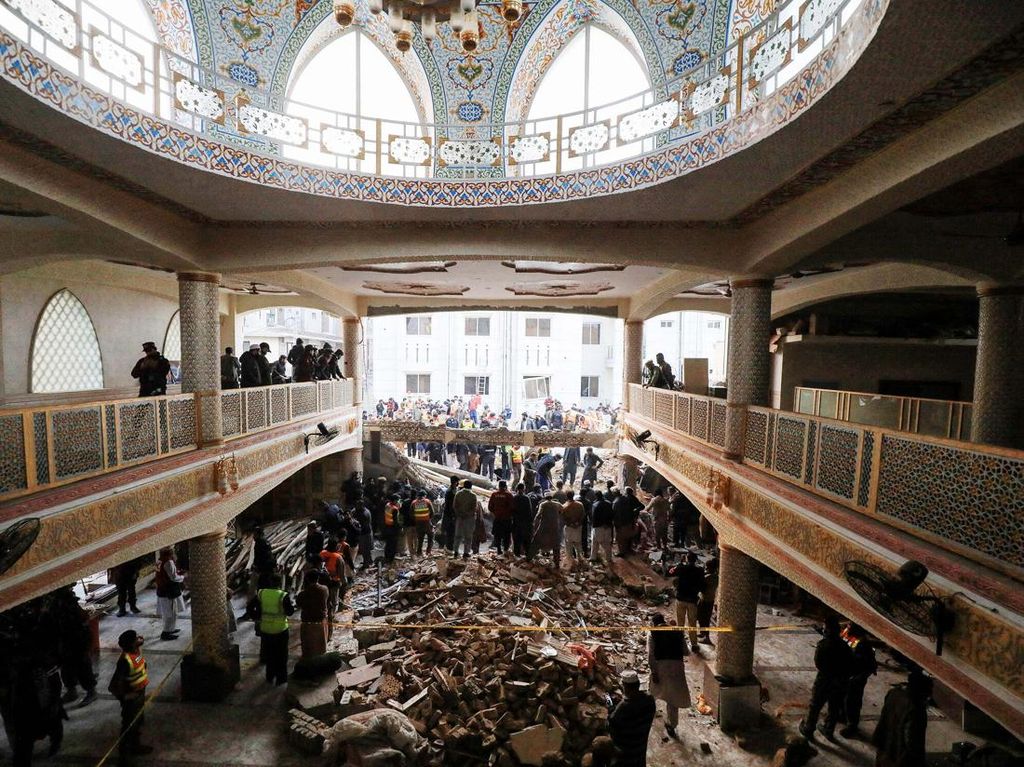Warga Dilanda Ketakutan Pasca Insiden Bom Bunuh Diri di Masjid Pakistan