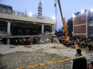 23 Tersangka Ditangkap Terkait Bom Bunuh Diri di Masjid Pakistan 23 Tersangka Ditangkap Terkait Bom Bunuh Diri di Masjid Pakistan