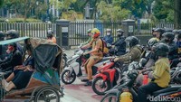 Bobby Nasution Ngantor Naik Motor Listrik