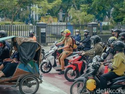 Bobby Nasution Ngantor Naik Motor Listrik