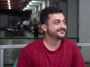 Bikin Salfok, Bule Brazil Ini Jualan Pecel Lele di Kaki Lima