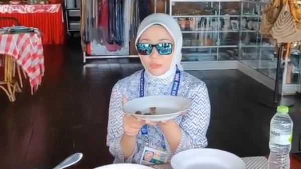 Maju Jadi Cawalkot, Atalia Praratya Senang Berbagi dan Jajan di Kaki Lima
