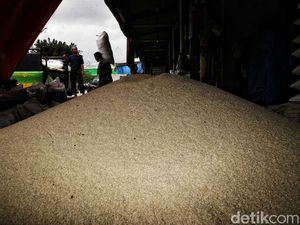 Pasar Induk Cipinang Kebanjiran Beras, Harganya Turun Nih!