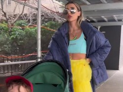 Gaya Emak-emak Jemput Anak Sekolah Ini Viral, Heboh bak Mau Fashion Show