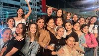 7 Gaya Geng Cendol Nia Ramadhani Nonton Konser Sheila On 7, Stylish Bak ABG