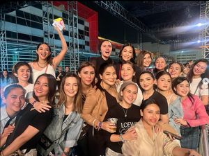 7 Gaya Geng Cendol Nia Ramadhani Nonton Konser Sheila On 7, Stylish Bak ABG