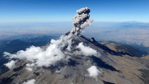 Momen Gunung Popocatepetl Meksiko Semburkan Abu Vulkanik