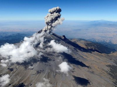 Momen Gunung Popocatepetl Meksiko Semburkan Abu Vulkanik
