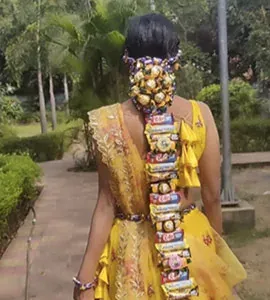 Pengantin Ini Pakai Hiasan Kepala dari Cokelat dan Permen