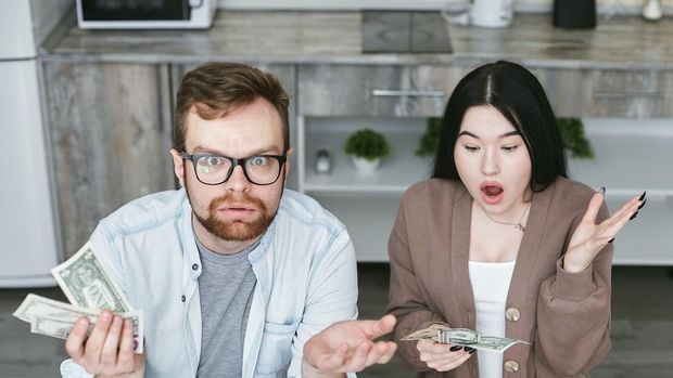 Ilustrasi pasutri mengatur keuangan/Foto: Pexels/Mikhail Nilov