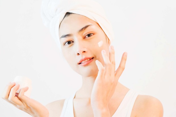 Ilustrasi penggunaan pelembap /Foto: shutterstock.com Foto: shutterstock.com