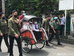 Saat Iriana Jokowi Naik Becak Ke Sentra Bakpia Pathuk Jogja
