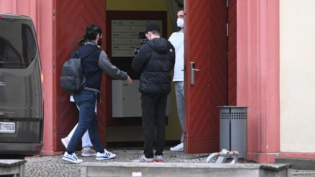 31 January 2023, Berlin: Soccer: Bundesliga, 1. FC Union Berlin. The former Real footballer Isco (l) arrives for his medical check at the sports medicine department of the Charite. Photo: Matthias Koch/dpa (Photo by Matthias Koch/picture alliance via Getty Images)