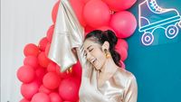 8 Foto Jessica Iskandar di Pesta Ultah, Pakai Mini Dress Backless Gaya 80-an