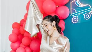 8 Foto Jessica Iskandar di Pesta Ultah, Pakai Mini Dress Backless Gaya 80-an