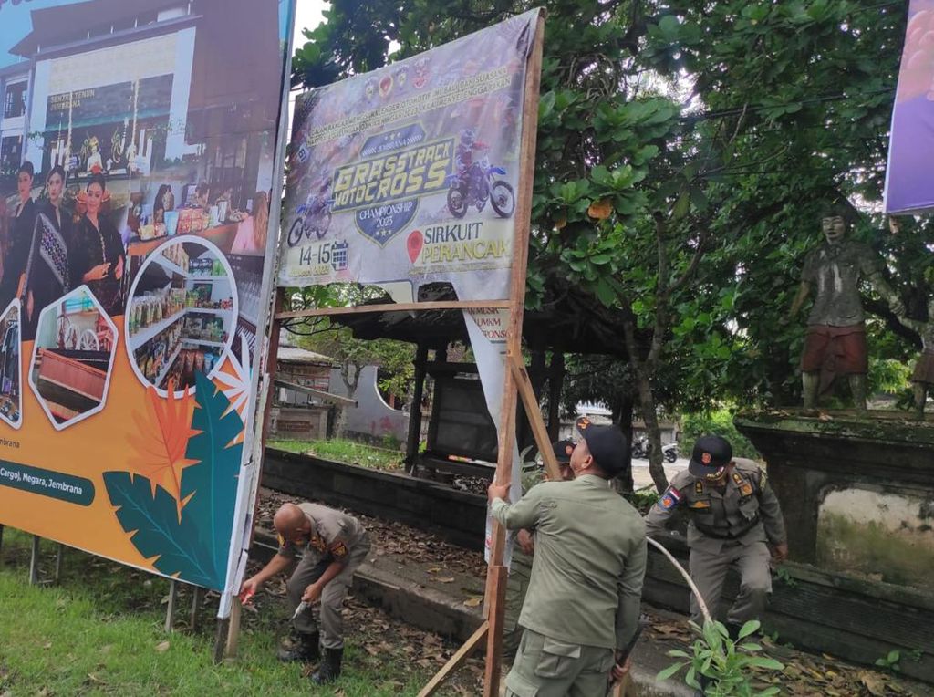 Jokowi Mau Lewat, Baliho dan Spanduk Diturunkan Jokowi Mau Lewat, Baliho dan Spanduk Diturunkan