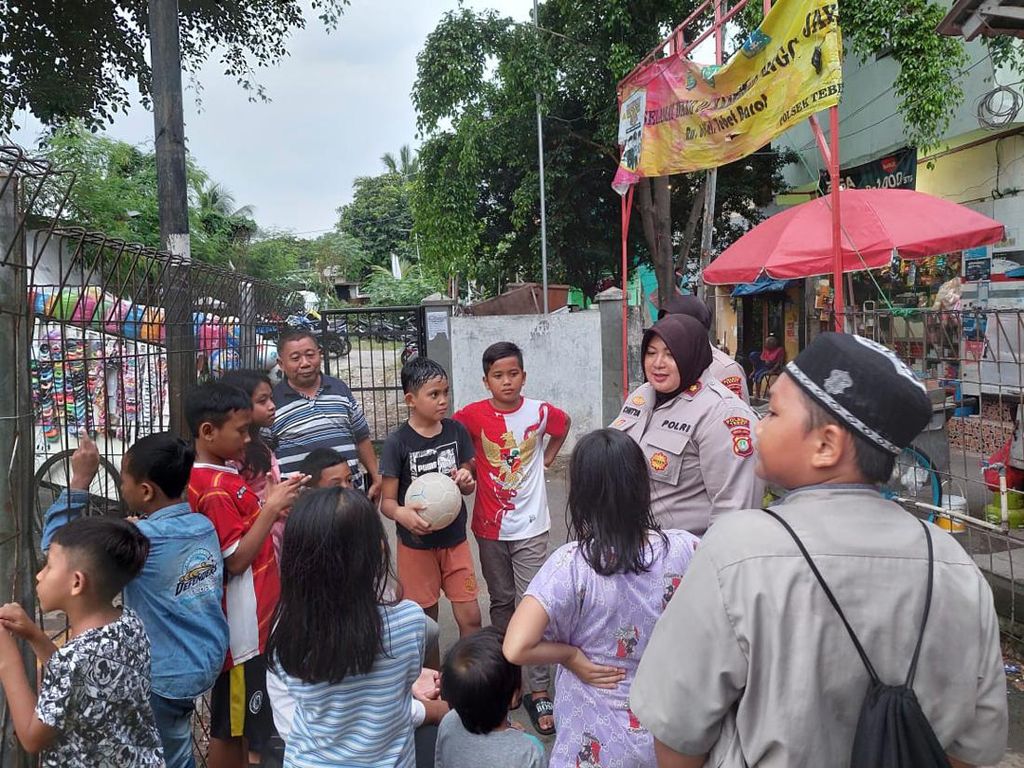 Kapolsek Tebet Beri Edukasi Anak di Bawah Umur agar Tak Salah Pergaulan Kapolsek Tebet Beri Edukasi Anak di Bawah Umur agar Tak Salah Pergaulan