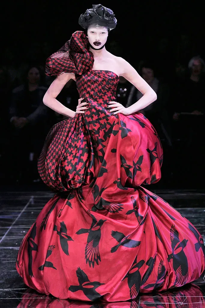 Karlie Kloss di peragaan Alexander McQueen fall/winter 2009