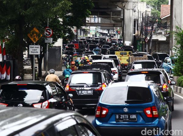 Potret Kepadatan Arus Lalu Lintas di Jalan Tendean Jaksel
