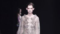 10 Koleksi Valentino Couture 2023: Busana Inklusif Bergaya 80-an