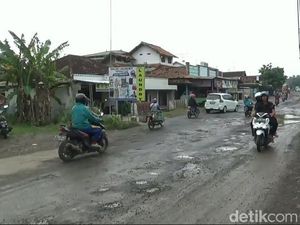 Jalan Tlogowungu Pati Rusak Parah Bikin Truk Muatan Kayu Terguling