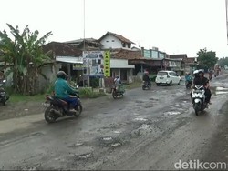 Jalan Tlogowungu Pati Rusak Parah Bikin Truk Muatan Kayu Terguling