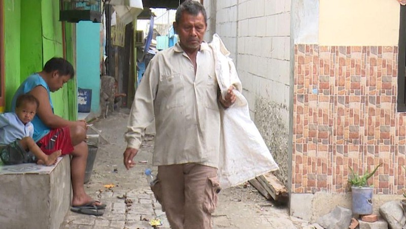 Mari Bantu Kakek Gaffar, Pemulung Sampah Laut Berjuang di Usia Senja