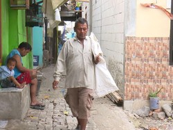 Mari Bantu Kakek Gaffar, Pemulung Sampah Laut Berjuang di Usia Senja